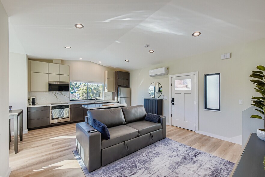 Building Photo - 1654 York Dr