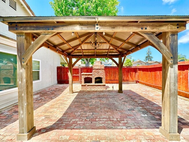Building Photo - Wonderful Single-Story Home on Spacious Corner Lot with Privately Fenced Yard Space & Attached-Tw...