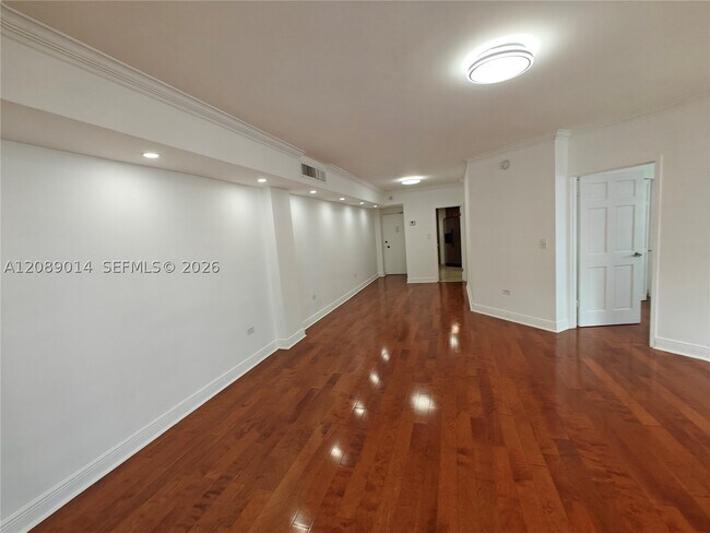 Building Photo - 825 Brickell Bay Dr