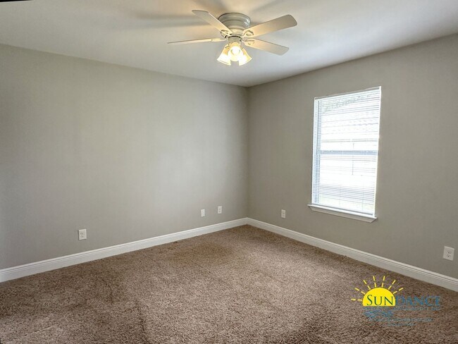 Building Photo - Stunning 3 Bedroom home in Pensacola!