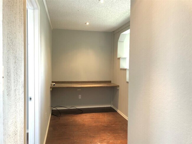 Building Photo - 252 Stallion Dr