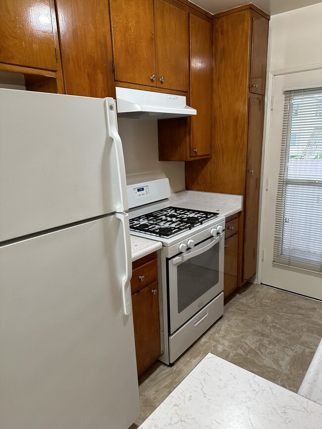 Kitchen - 1009 N Hayworth Ave