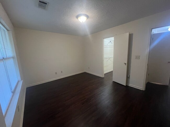Building Photo - 2/1 Duplex in Northport
