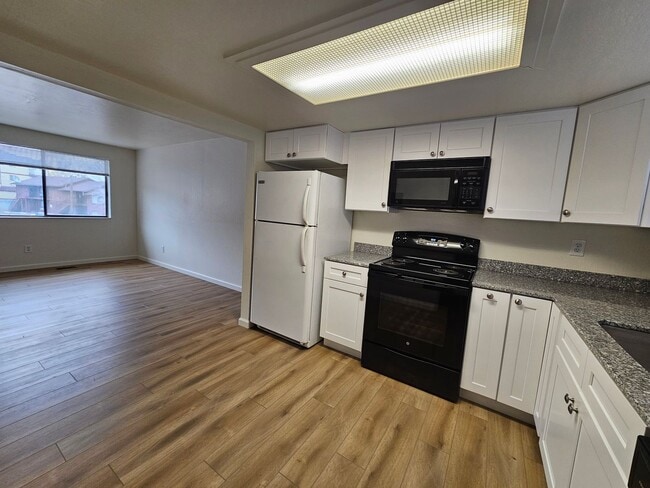 Building Photo - Newly Renovated Townhome Close To UNR - Central Air