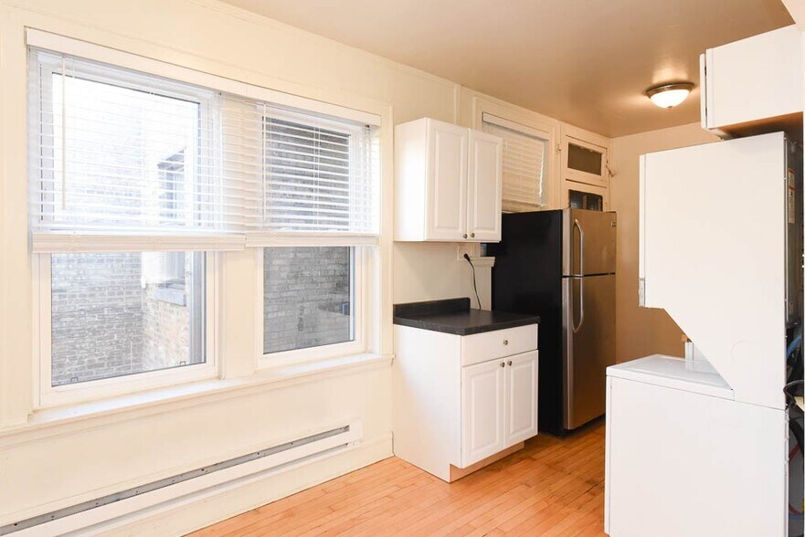 Building Photo - 1421 W Hutchinson St