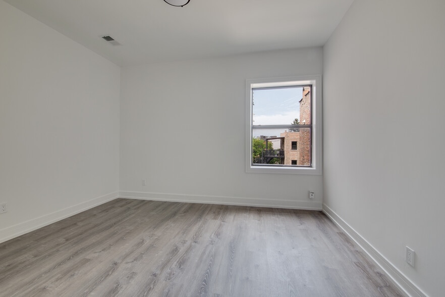 Building Photo - 3056 W Cortland St