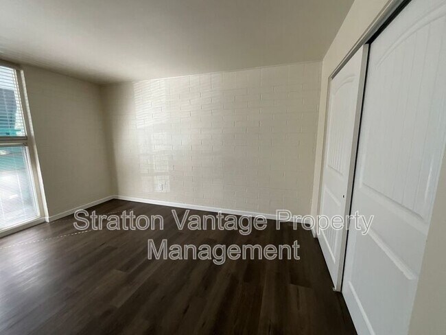 Building Photo - 6936 E 4th St