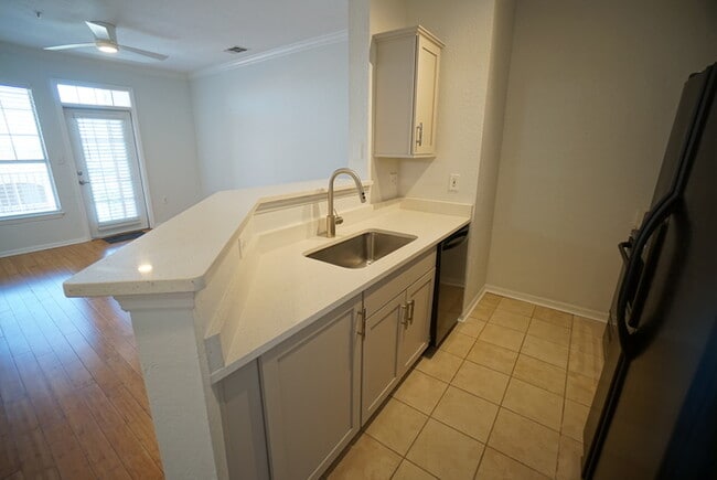 Building Photo - 1-Bed, 1-Bath Condo in South Tampa