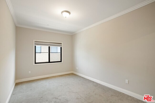Building Photo - 730 S Marengo Ave