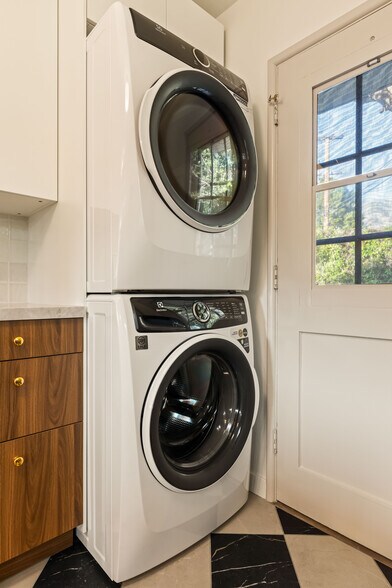 Building Photo - 3205 Fairesta St