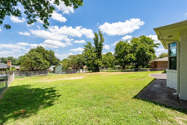 Building Photo - 506 Jenny Wren St