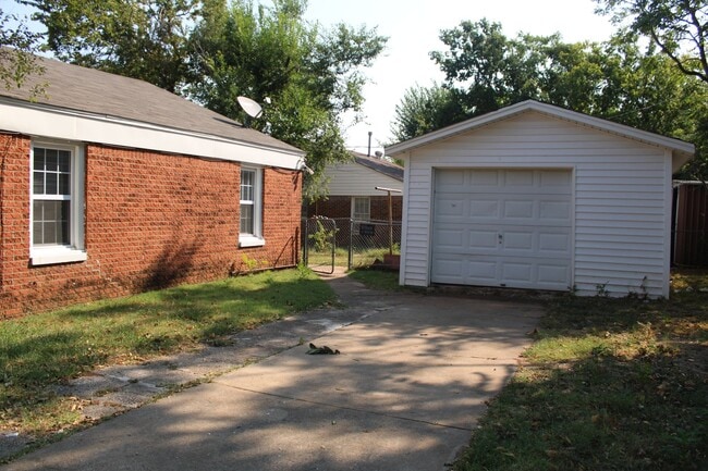 Building Photo - 2 Bed, Tinker Close & Garage!