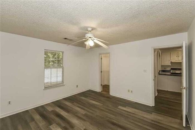 Building Photo - Fantastic 3bd/2ba home! Coming soon!