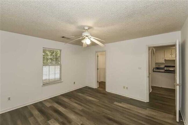 Building Photo - Fantastic 3bd/2ba home! Let yourself in!