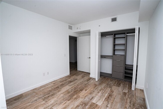 Building Photo - 2 br, 2 bath Condo - 650 NE 32nd St Unit 3306