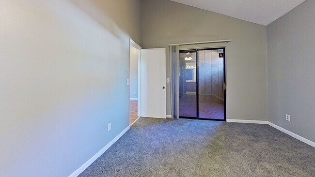 Building Photo - Great 3/2 patio home available now!