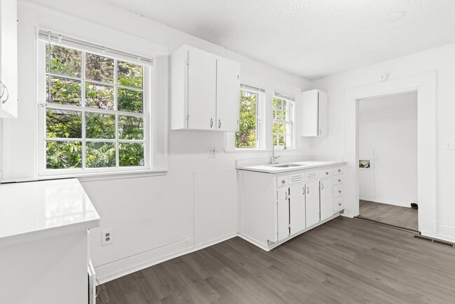 Building Photo - Stylish & Newly Renovated 3-Bedroom 2 Bath...