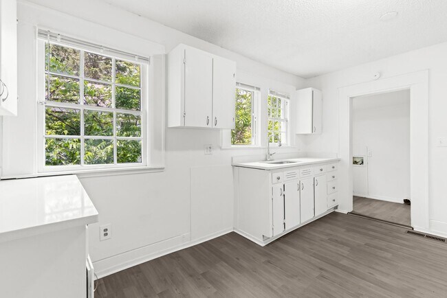 Building Photo - Stylish & Newly Renovated 4 Bedroom 2 Bath...