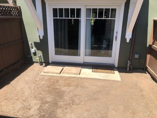 Building Photo - Beautiful Townhouse With Private Master Suite!!