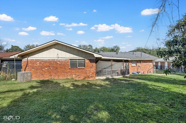 Building Photo - 2710 Higgins Dr