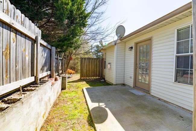 Building Photo - 334 Hawthorne Oaks Way
