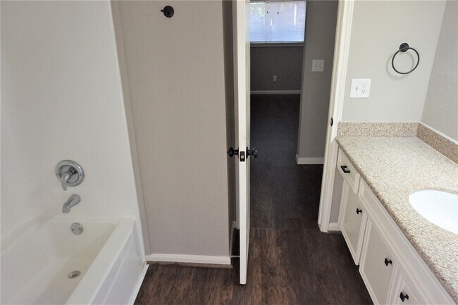 Building Photo - 2727 Tinechester Dr