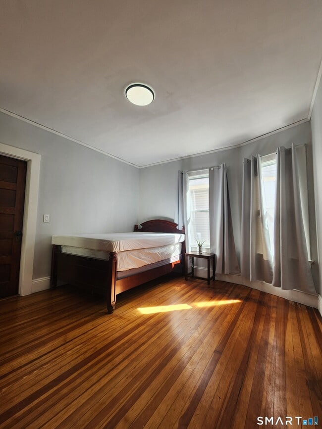 Building Photo - 458 Hillside Ave