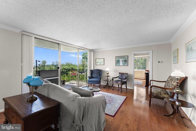 Building Photo - 1515 S Arlington Ridge Rd
