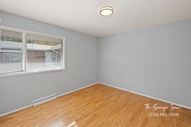 Building Photo - CHARMING WESTSIDE 2BD HOME with A/C