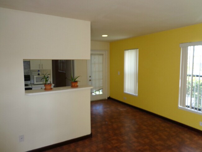 Building Photo - Cozy 2/1 Home in Sunrise!