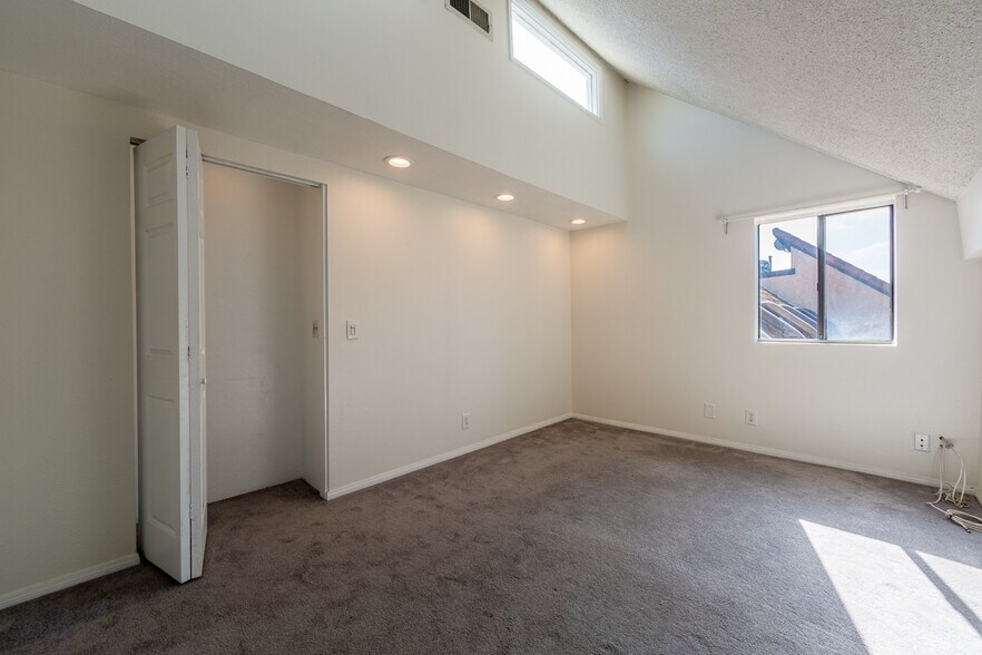 Building Photo - 5467 E Centralia St