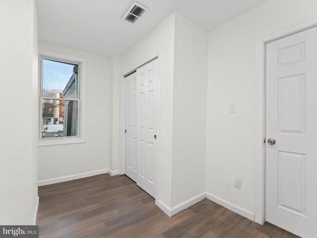 Building Photo - 2443 Nicholas St