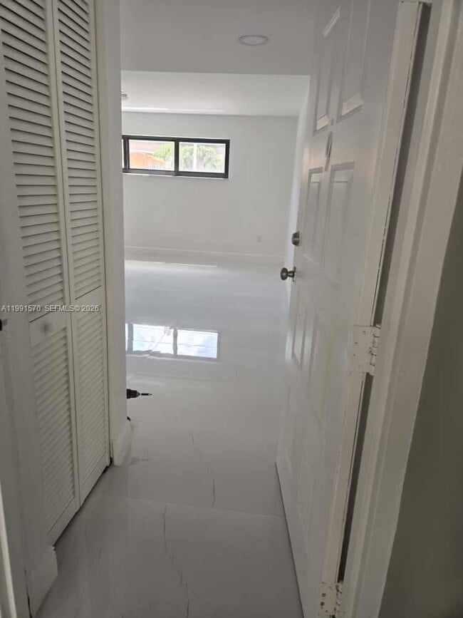 Building Photo - 5 Olive Dr