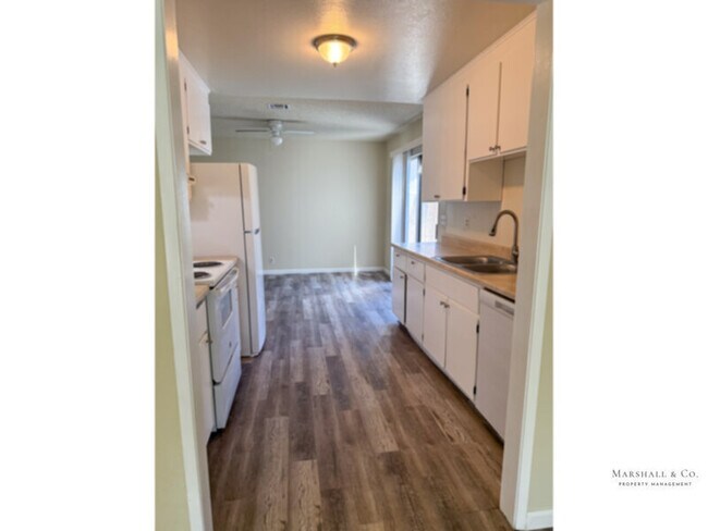 Building Photo - Spacious 2br/1ba, A/C, LRG. Bedroooms, Private Patio, Garage, New Fridge, NEW Dishwasher!!