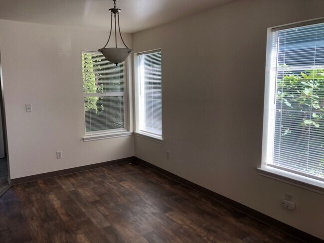 Building Photo - Walnut Grove 2 Bedroom, 2 Bath Condominium