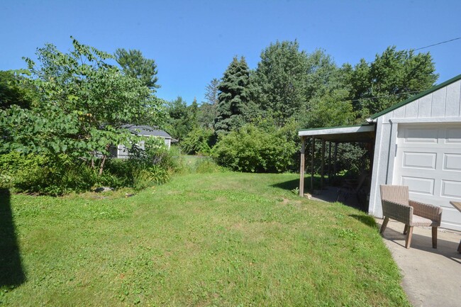 Building Photo - 3 bed, 2 bath home just 5 minutes from dow...