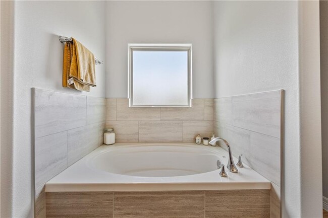 Building Photo - 7702 Dove Holw Dr