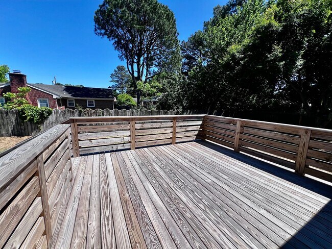 Building Photo - Stunning Renovated Ranch off Indian River