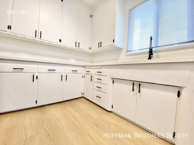 Building Photo - 902 Alandele Ave