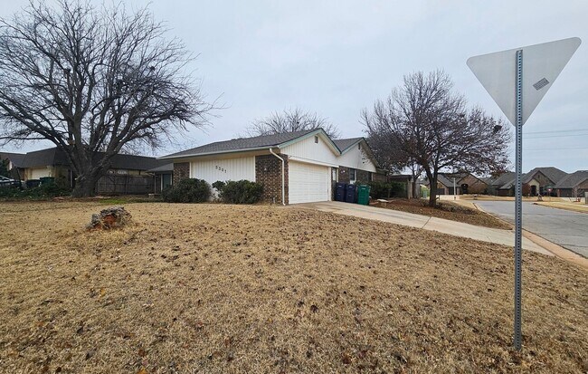 Building Photo - Four Bed/2 Bath Near Lake Hefner