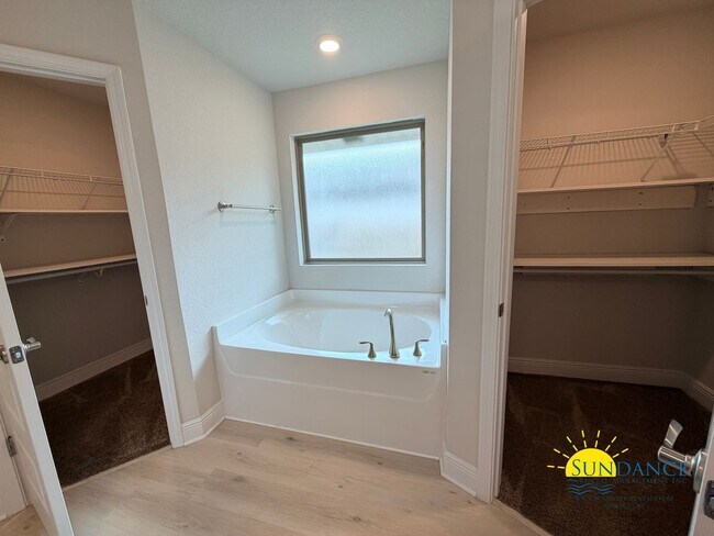Building Photo - Beautiful 4-Bedroom Home in Quiet Crestview Cul-de-Sac!