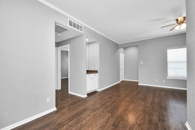 Building Photo - Beautiful 1 Bedroom 1 Bathroom  Available