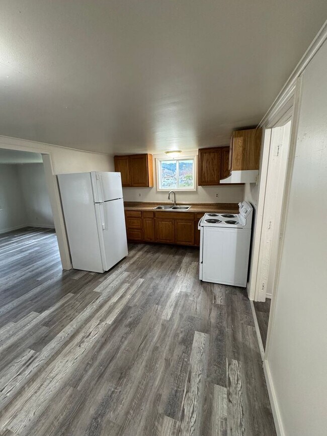 Building Photo - Charming 3-Bedroom with fresh new interior!