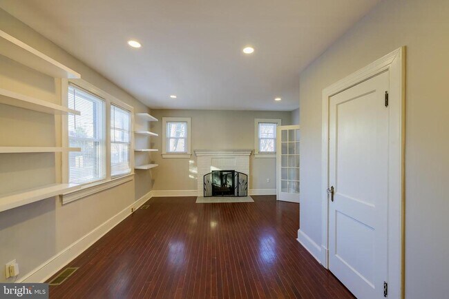 Building Photo - 1900 Q St SE