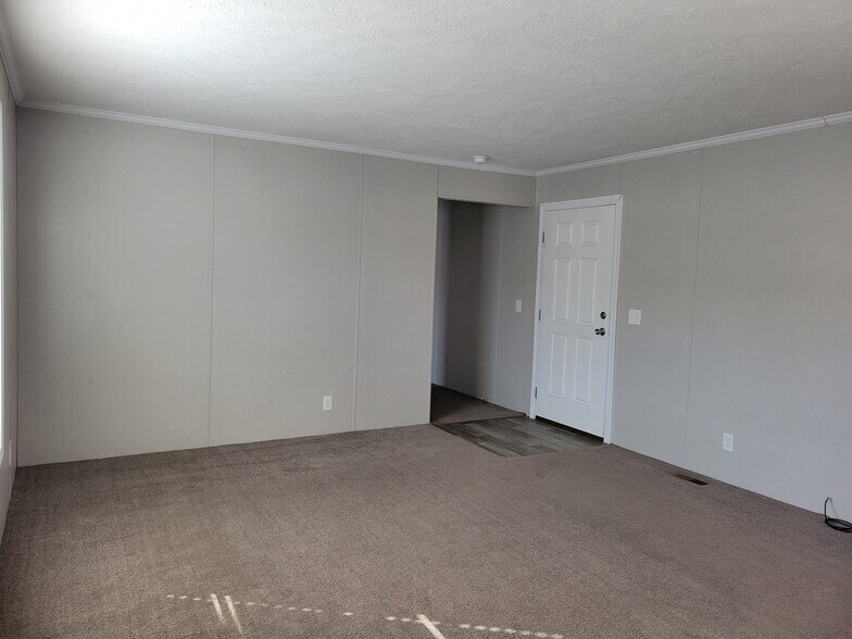 Building Photo - 38060 Leverette Ave