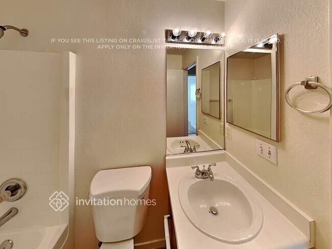 Building Photo - 5912 Trumbull St