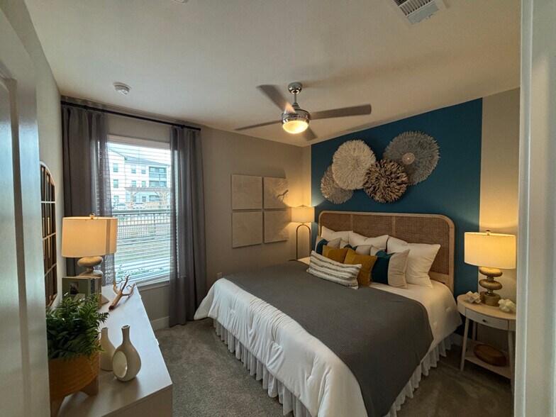 Building Photo - 502 Commercial Lp