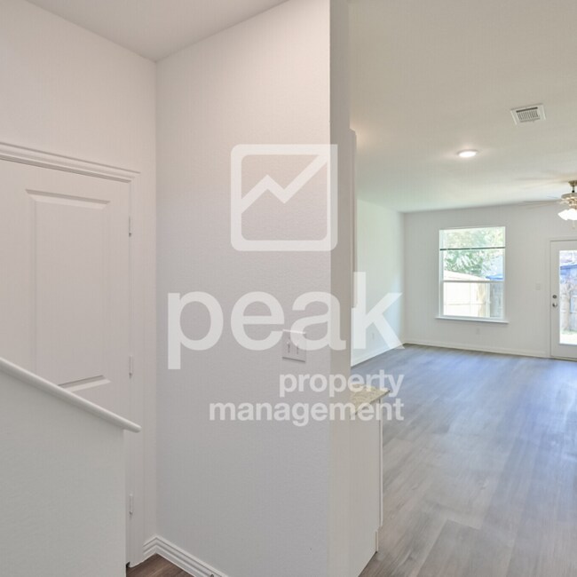 Building Photo - $1699! 3Bed/2.5Bath home ready for a July ...
