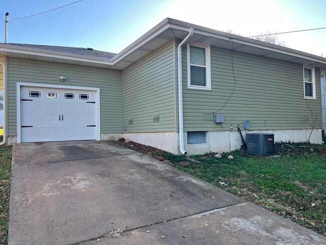 Building Photo - AVAILABLE NOW! Walking Distance to Silver Springs Park