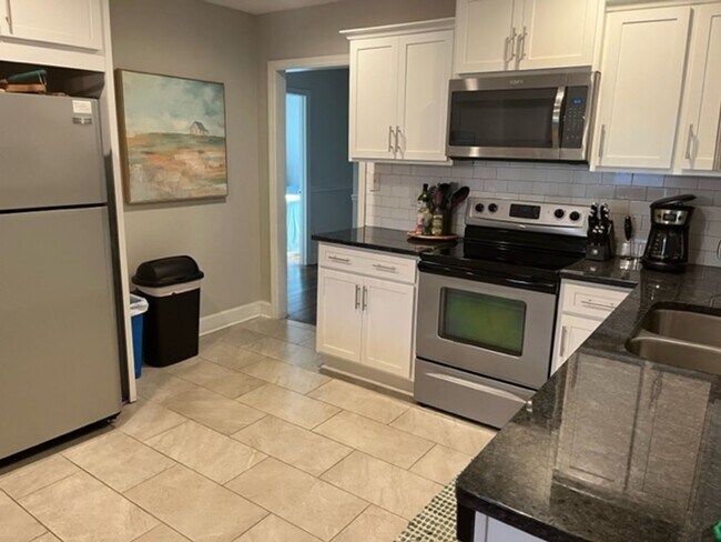 Building Photo - Lovely Three Bedroom Duplex in Myers Park!